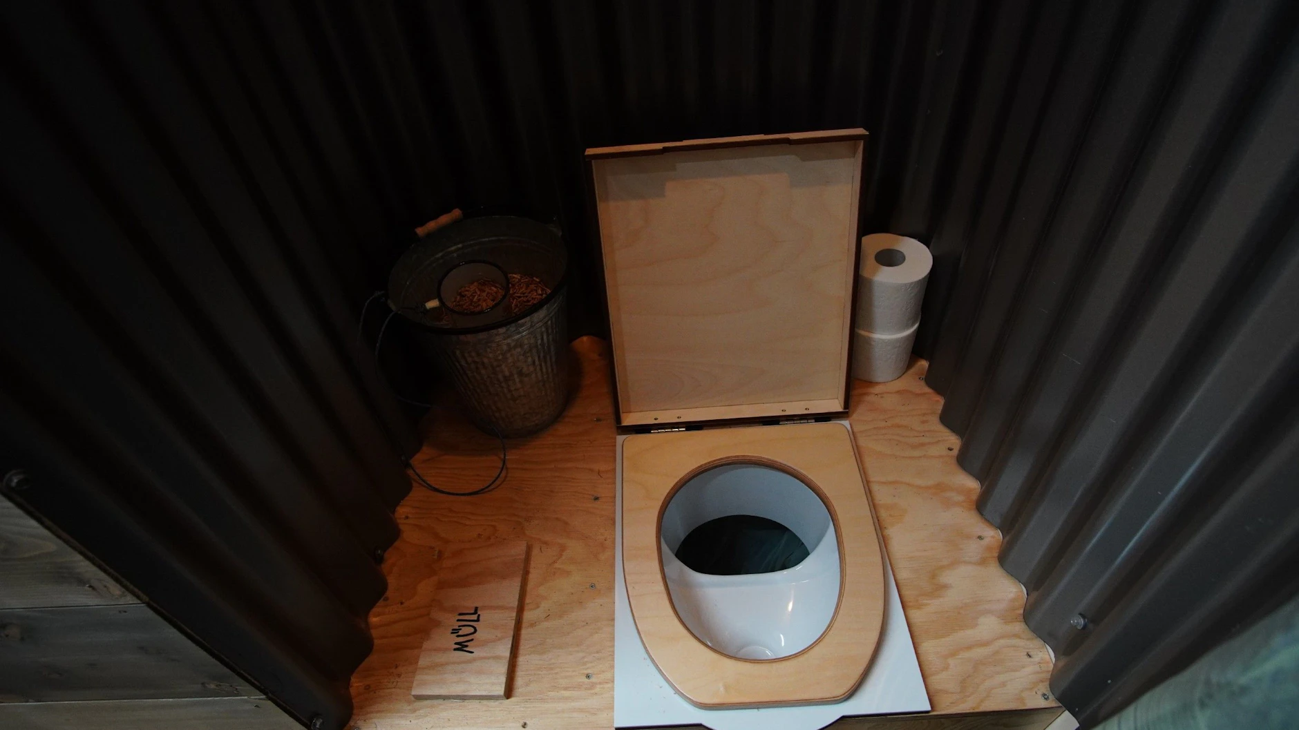 In Dschungelcamp hat das Klo ohne Spülung Tradition. Völlig ohne Not wurde das nun auch für das Dschungelshow-Tiny-House nachgebaut.