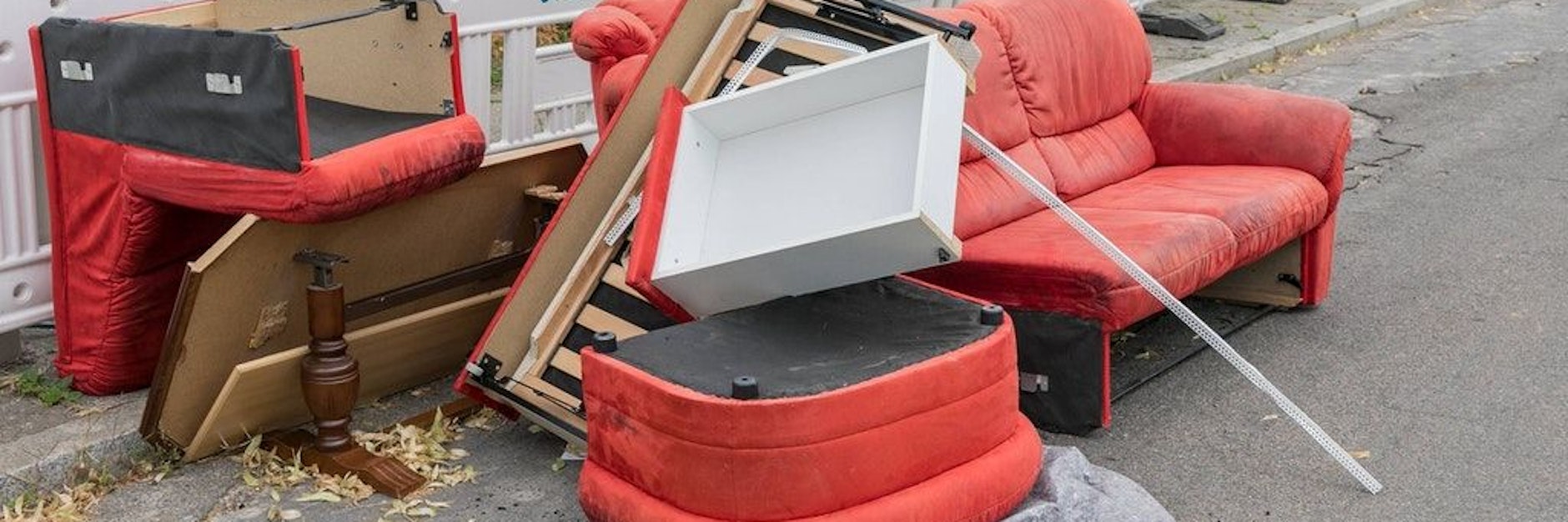 Illegal abgestellter Sperrmüll an einer Straße in Berlin (Symbolbild).