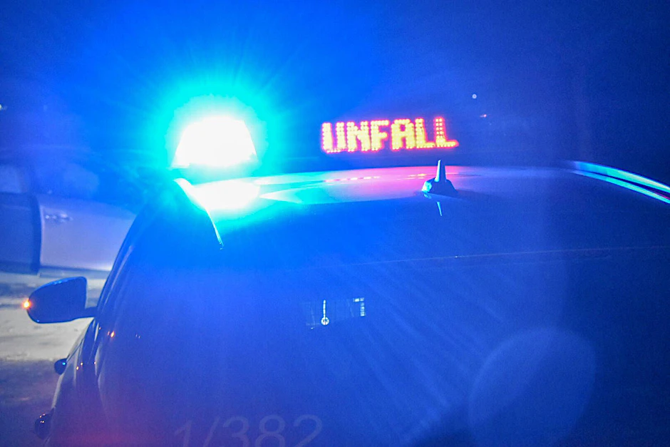 Ein Einsatzwagen der Polizei steht an einer Unfallstelle (Symbolbild).&nbsp;