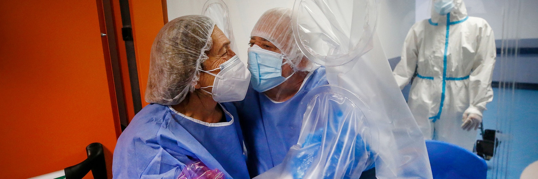 Alida und Salvatore hatten ihren 50. Hochzeitstag. Im „Umarmungszelt“&nbsp;im New Castelli’s Hospital bei Rom konnten sie sich nahe sein, trotz seiner Corona-Erkrankung.
