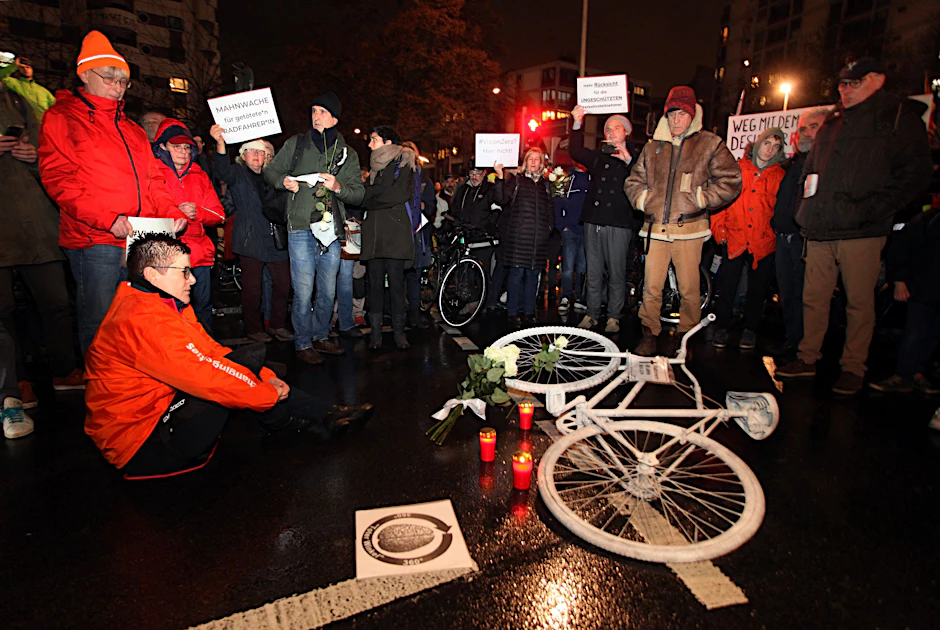 Die „toten Radfahrenden“ zählen zu den beliebtesten Stilblüten des rot-rot-grünen Berliner Senats. Denn ein Radfahrender kann nicht im Sarg liegen.