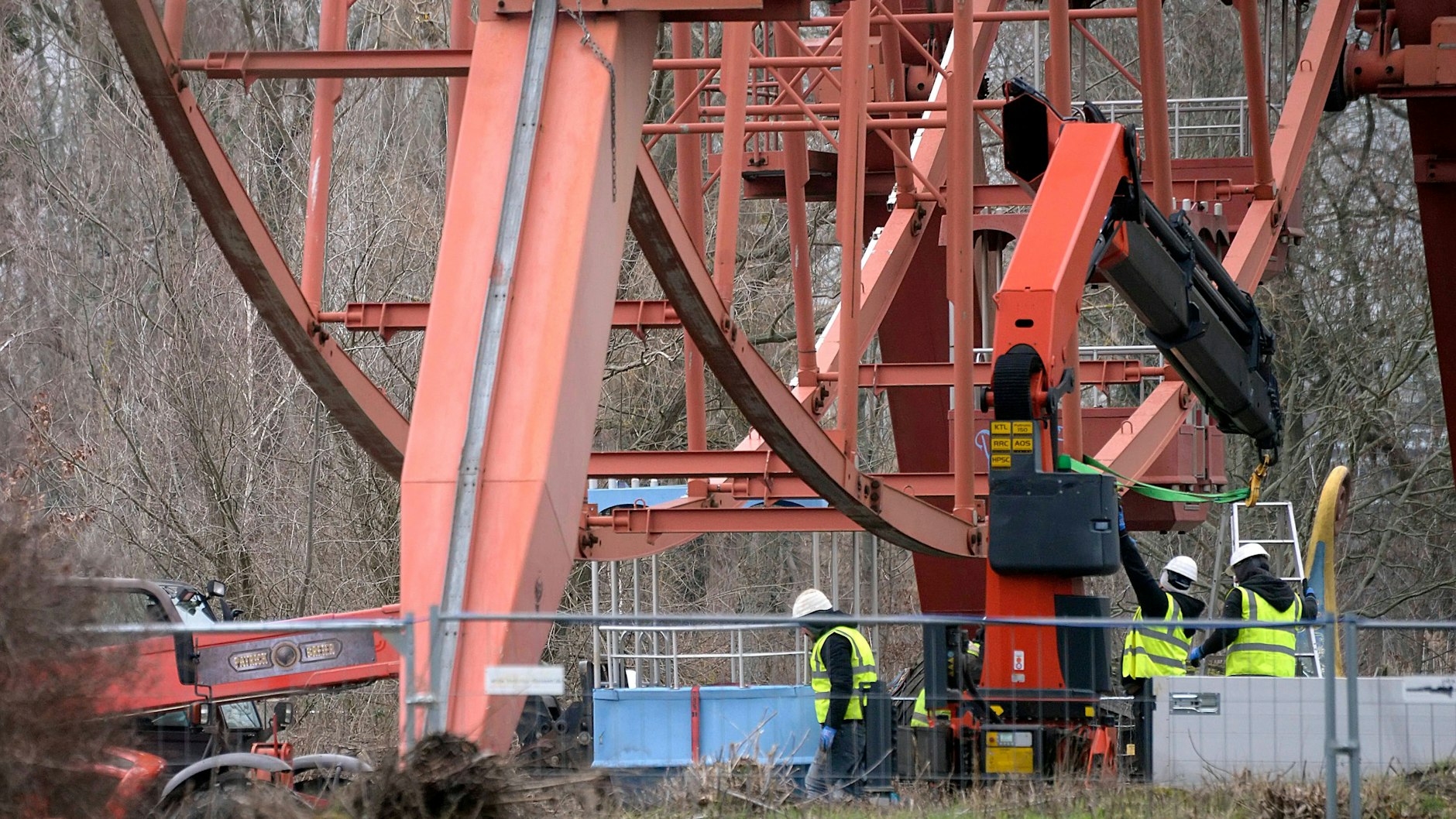 Die ersten Gondeln des Riesenrads wurden bereits entfernt.