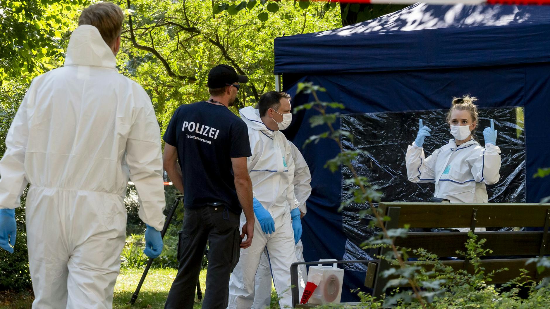 Ermittler und Spurensicherer im Kleinen Tiergarten, wo ein Tschetschene erschossen wurde. 