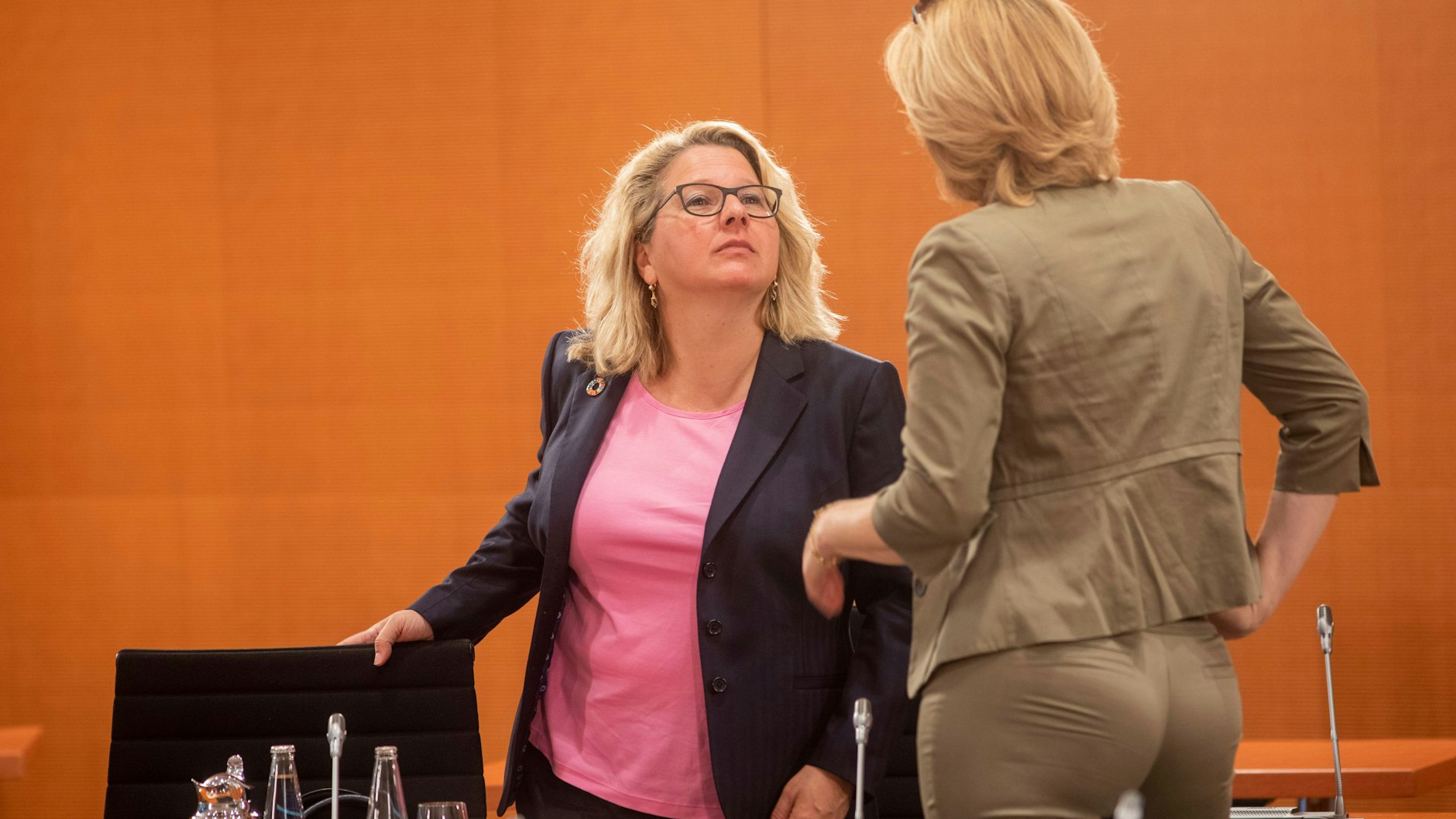 Sie können nicht richtig miteinander, müssen aber: Umweltministerin Svenja Schulze (li.) und Landwirtschaftsministerin Julia Klöckner.