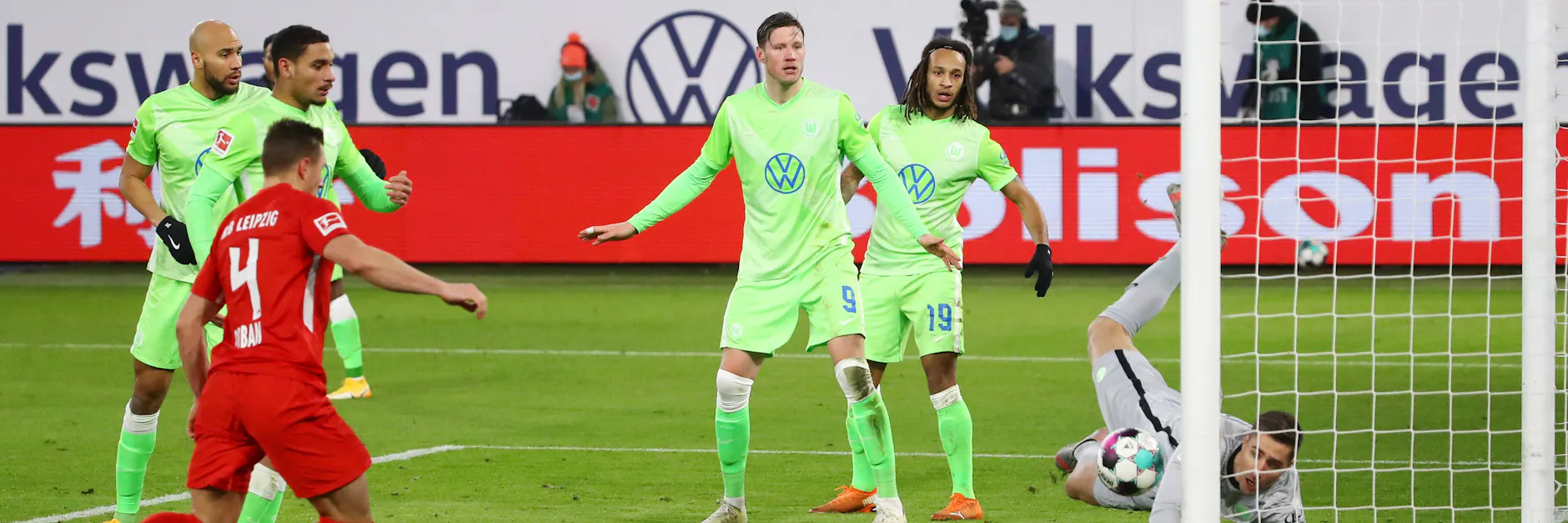 Leipzigs Willi Orban (rotes Trikot) stochert den Ball zum 2:2 rein. Doch das Remis in Wolfsburg ist zu wenig für die Sachen, um die Bayern zu überflügeln. 