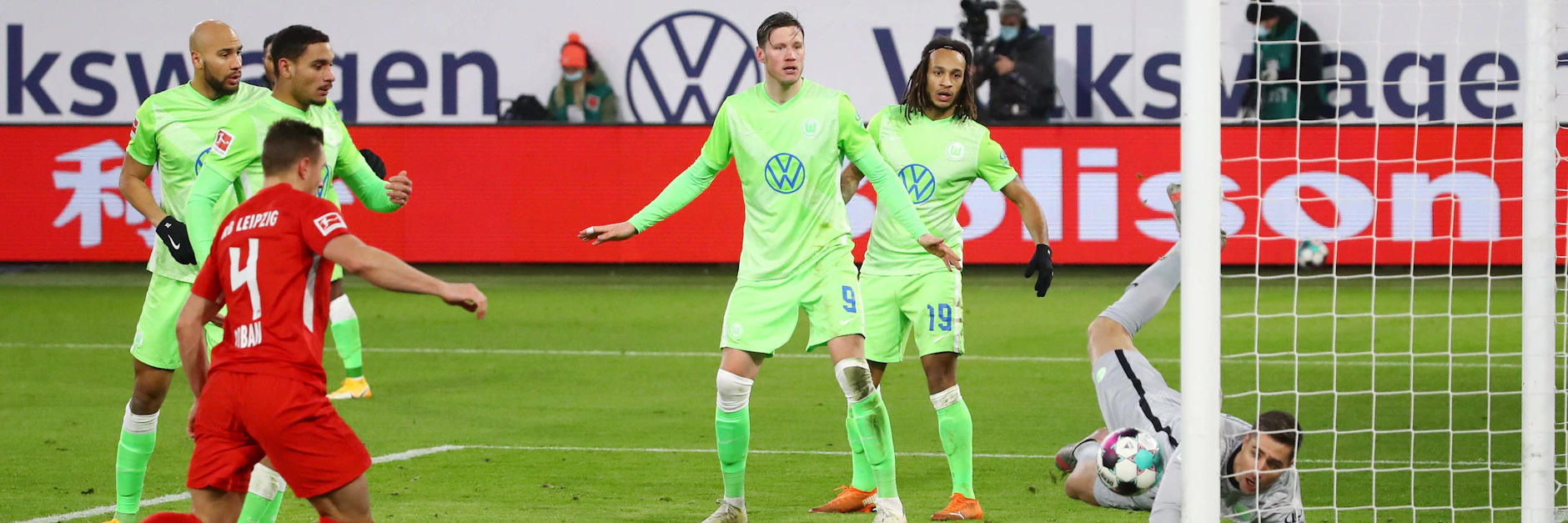 Leipzigs Willi Orban (rotes Trikot)&nbsp; stochert den Ball zum 2:2 rein. Doch das Remis in Wolfsburg ist zu wenig für die Sachen, um die Bayern zu überflügeln.&nbsp;