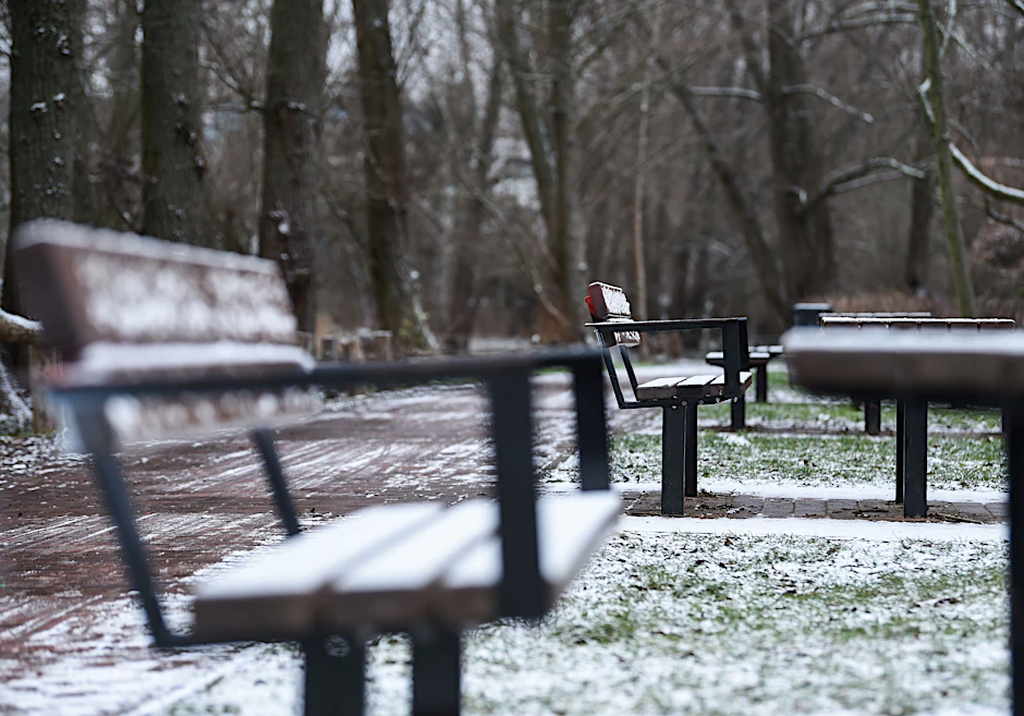 Auf leeren Bänken und Tischen an einem Spielplatz am Köpenicker Wuhleweg liegt ein wenig Schnee.&nbsp;