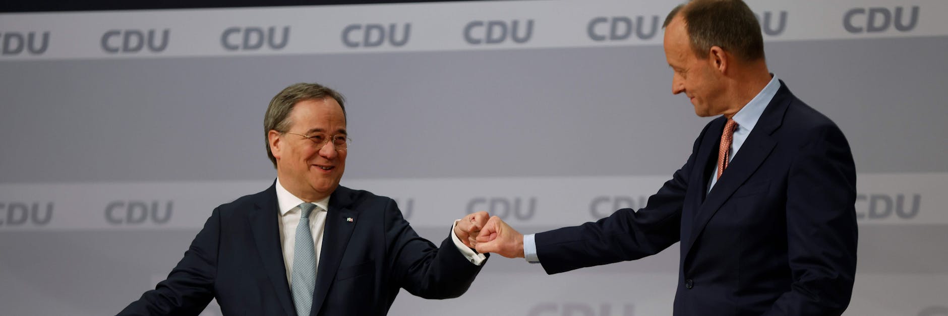 Friedrich Merz (r.) gratuliert dem neuen CDU-Chef Armin Laschet.