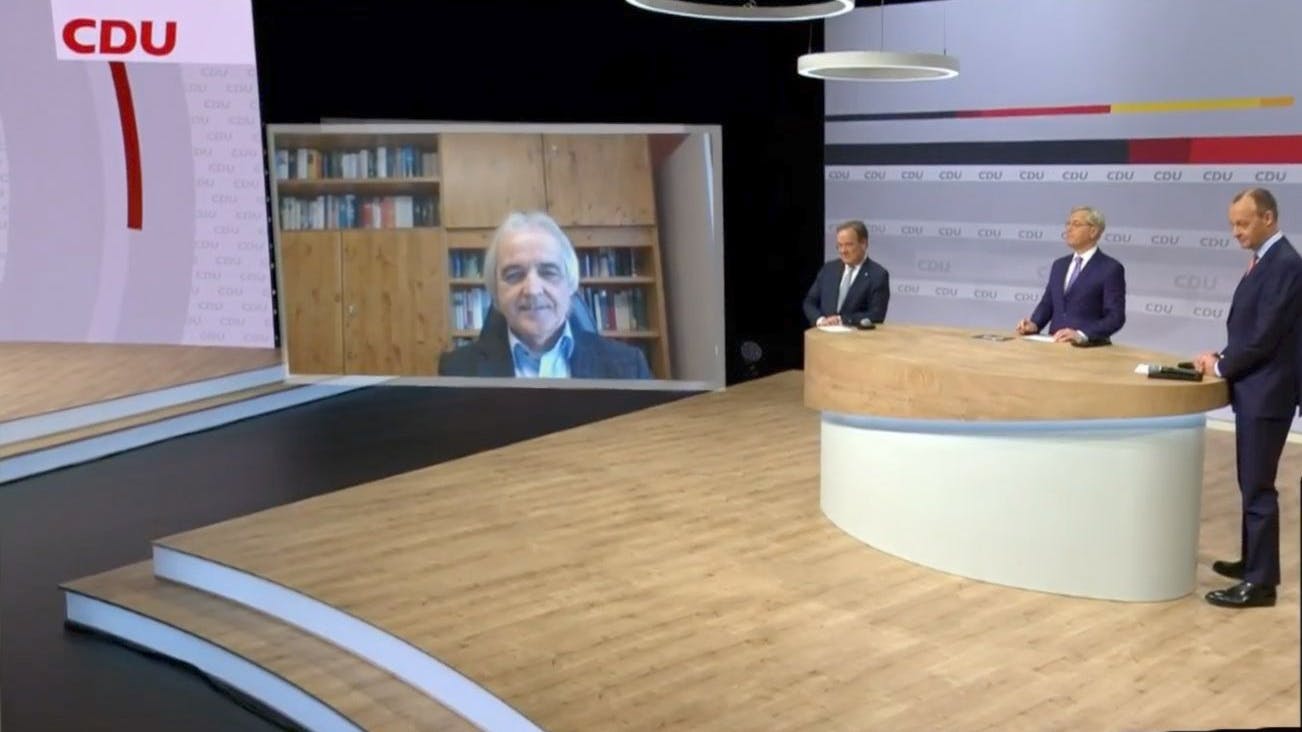 Der Delegierte Hans-Werner Adams (l.), der per Videoscreen zum Parteitag geschaltet war, wurde zum heimlichen Star des Parteitags. 