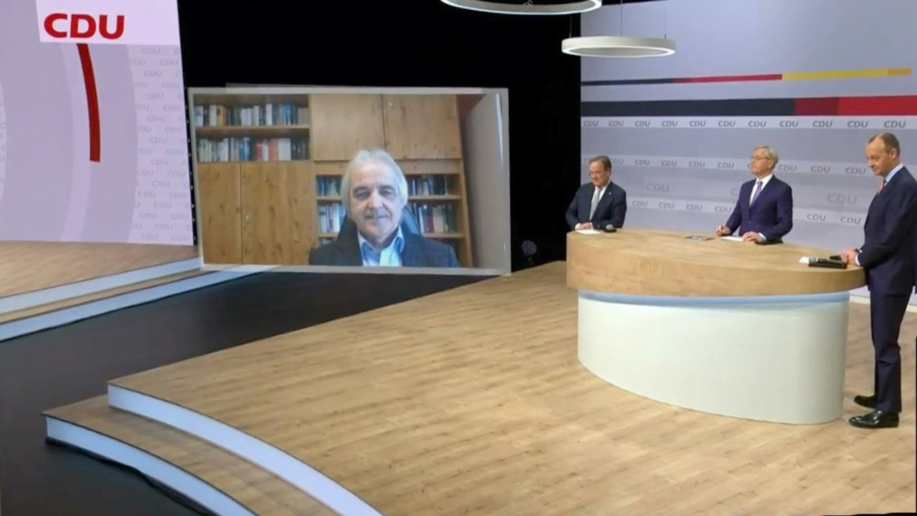 Der Delegierte Hans-Werner Adams (l.), der per Videoscreen zum Parteitag geschaltet war, wurde zum heimlichen Star des Parteitags.&nbsp;