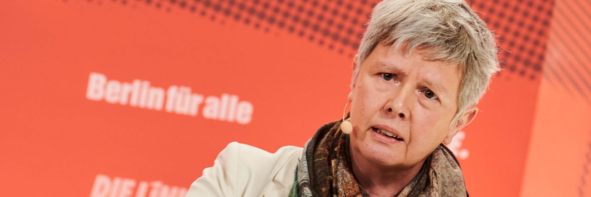 Katina Schubert, Berliner Landesvorsitzende der Partei Die Linke, hält ihre Kandidaturrede auf dem Landesparteitag.