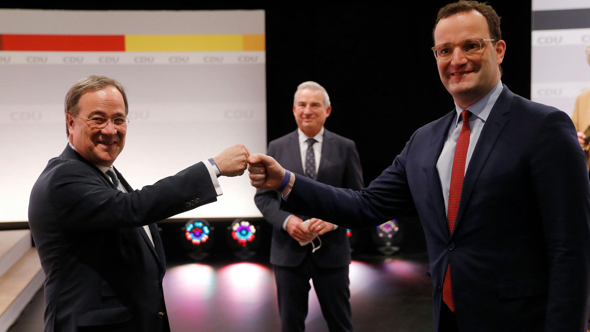 Armin Laschet und Gesundheitsminister Jens Spahn treten als Führungs-Duo auf. Spahn wurde bei der Wahl der Vizevorsitzenden für seinen dreisten Auftritt beim Parteitag allerdings böse abgestraft.