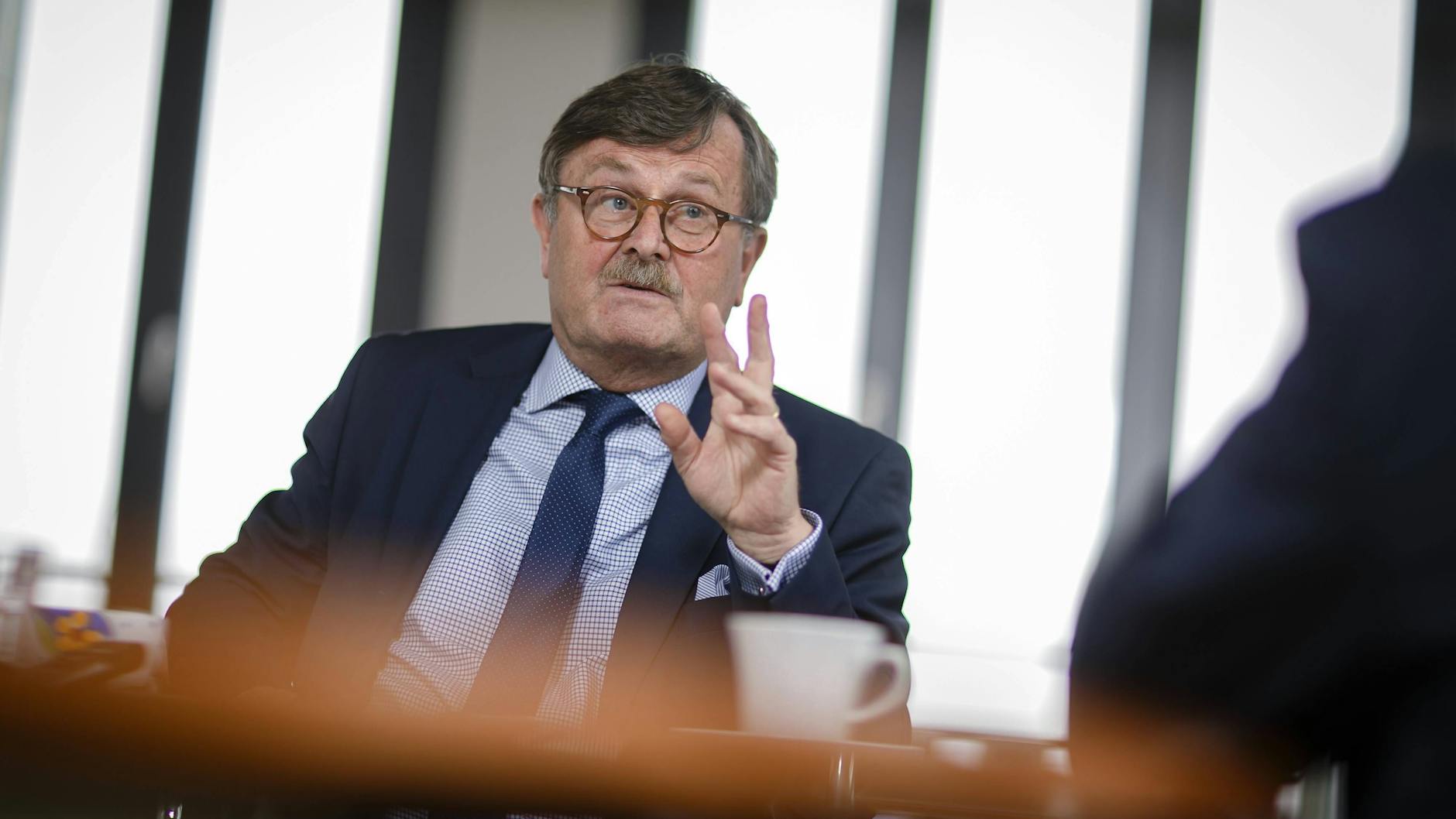 Frank Ulrich Montgomery, Weltärztepräsident, will Strafzahlungen für Unternehmen, die sich Homeoffice verweigern.