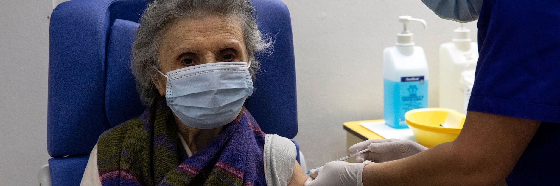 Wie gefährlich ist die Impfung für hochbetagte Menschen? Das wird gerade untersucht.&nbsp;