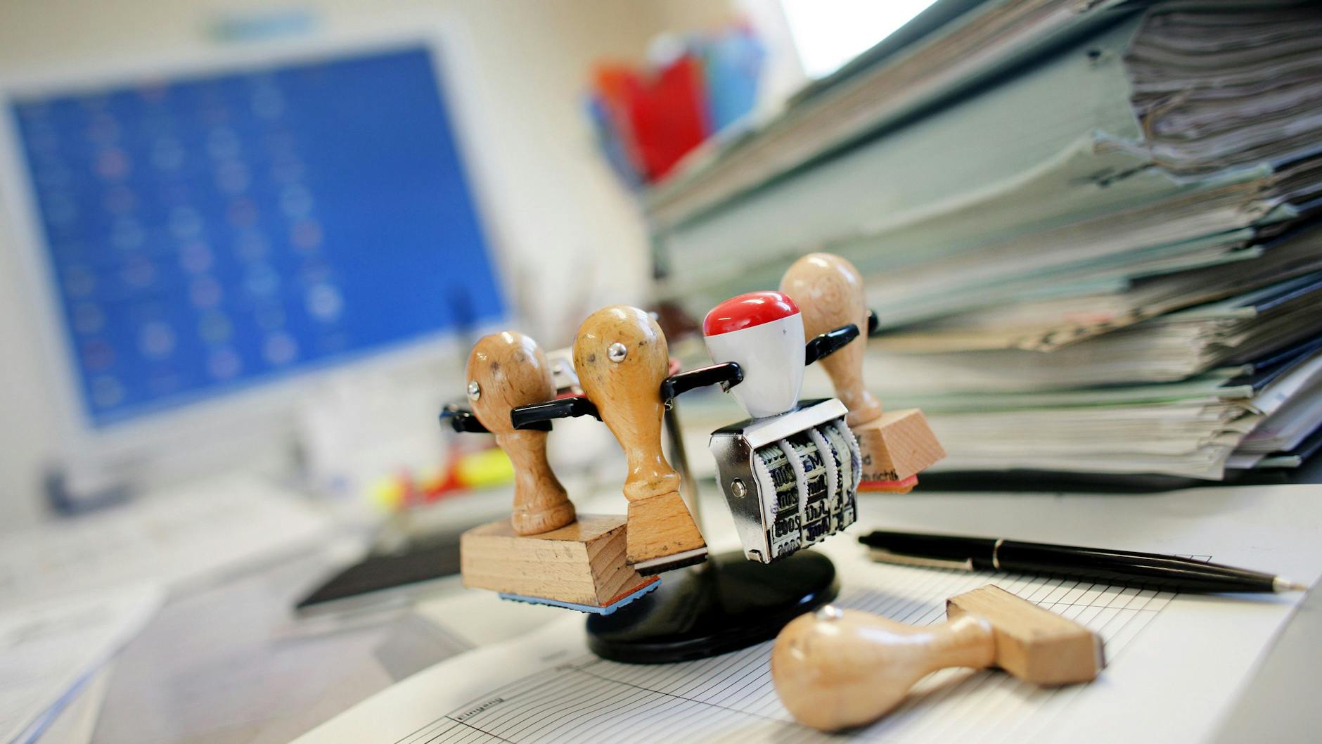 Ein verlassener Schreibtisch in einem Berliner Behördenbüro: Doch nicht alle Mitarbeiter, die ins Homeoffice gehen könnten, sind auch dort.