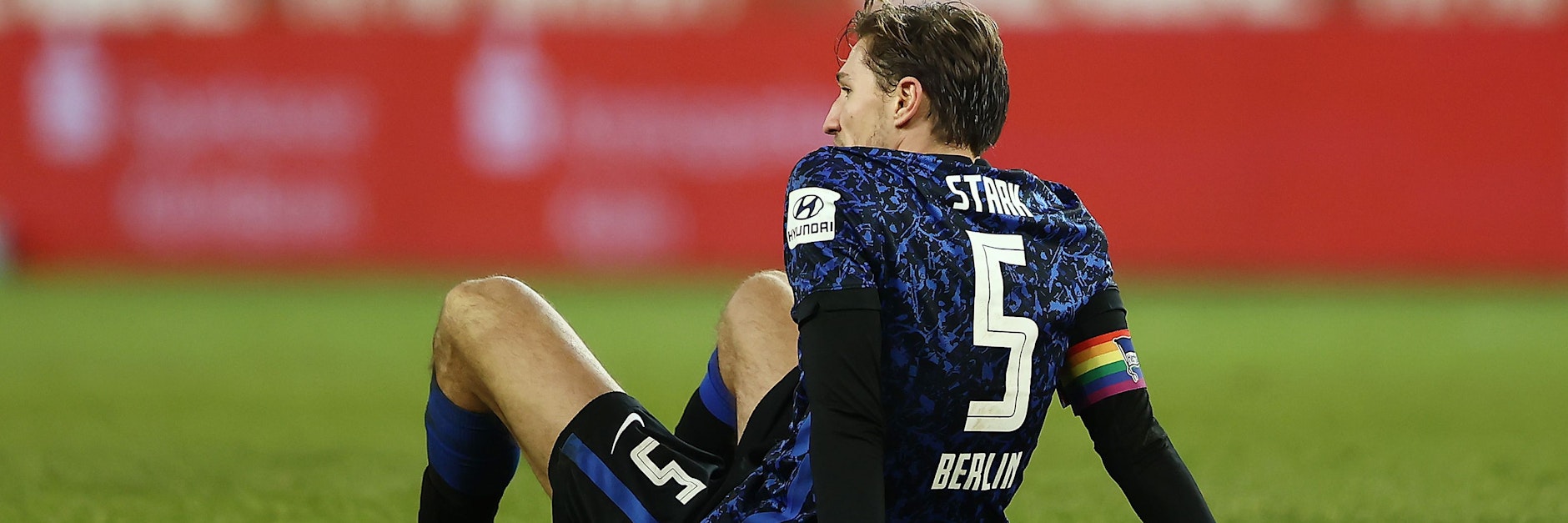 Niklas Stark sitzt nach dem Abpfiff enttäuscht auf dem Rasen. Nur ein Punkt gegen Krisenklub Köln ist einfach zu wenig.<br><br><br>