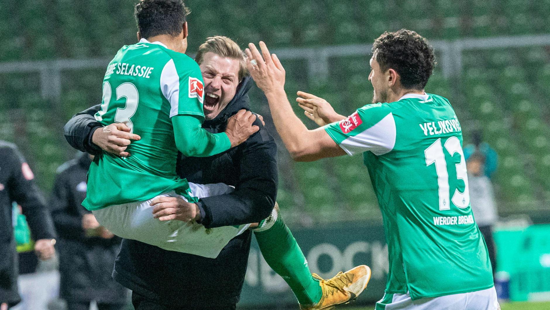 Die Erleichterung nach einem Heimsieg: Trainer Florian Kohfeldt herzt Theodor Gebre Selassie.