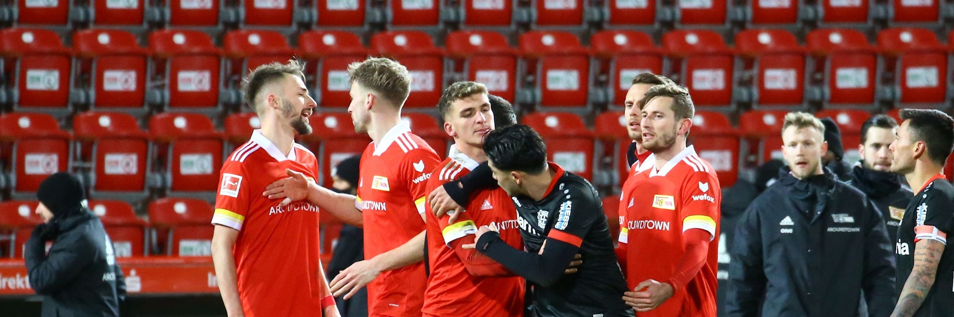 Rudelbildung nach dem Abpfiff. Leverkusens Nadiem Amieri (Nr. 11) versucht an Florian Hübner (l.) heranzukommen, weil er dringenden Gesprächsbedarf sieht mit Unions Innenverteidiger.&nbsp;