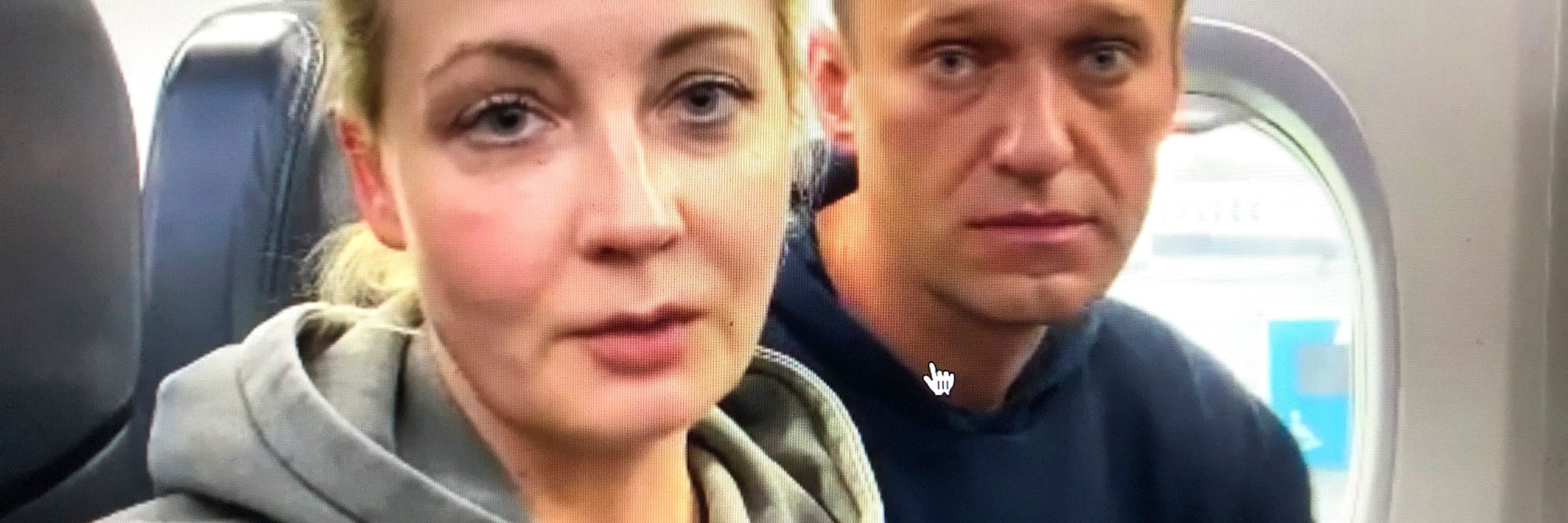 Alexej Nawalny und seine Frau Julia im Flugzeug nach Moskau.