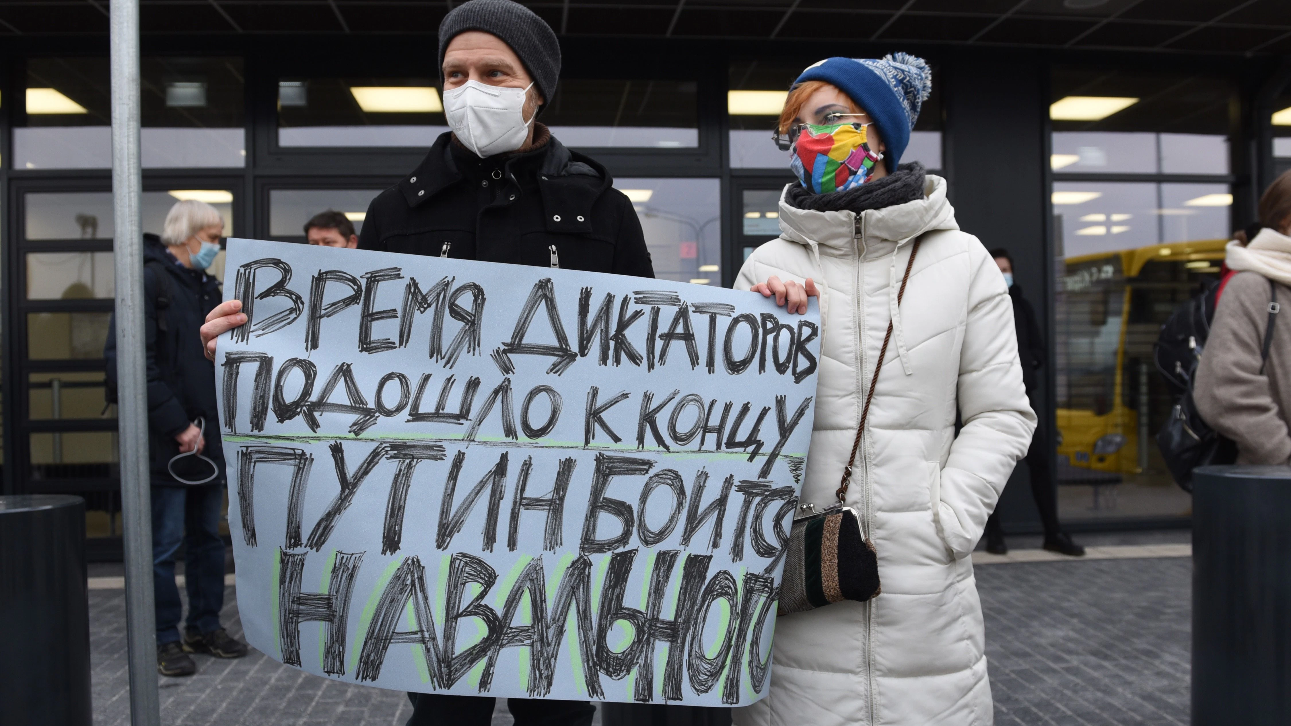 Ekaterina Raykova-Merz und ihr Mann Andreas Merz-Raykov mit ihrem Plakat, das verkündet: „Die Zeit der Diktatoren ist vorbei, Putin hat Angst vor Nawalny.“