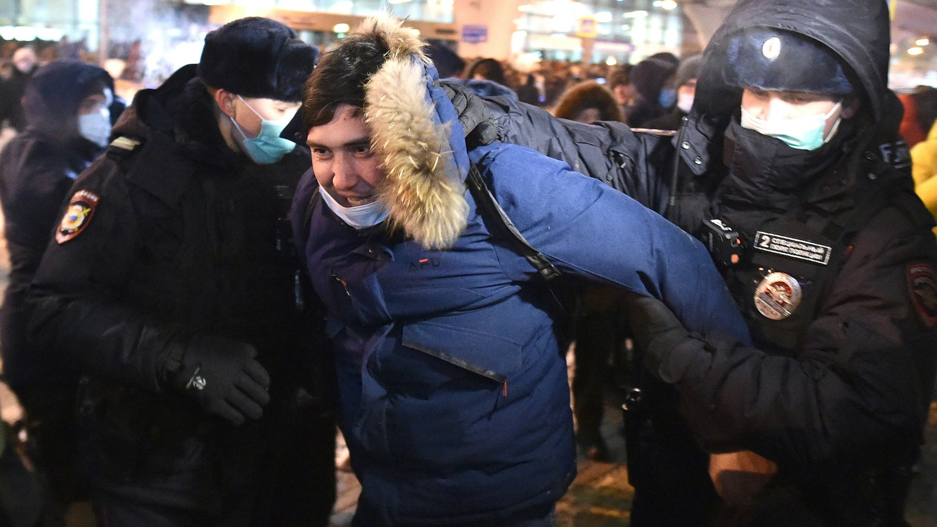 Polizisten nehmen auf dem Moskauer Flughafen Wnukowo einen Sympathisanten Nawalnys fest.