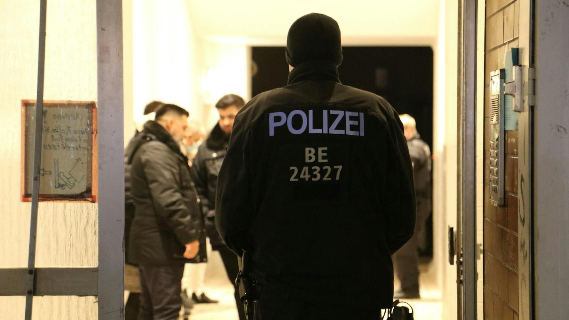 Die Polizei Berlin kontrollierte am Samstag 63 Gäste einer Hochzeit in Gesundbrunnen. Die Feierlichkeiten wurden aufgrund der Corona-Verordnungen von der Polizei beendet.