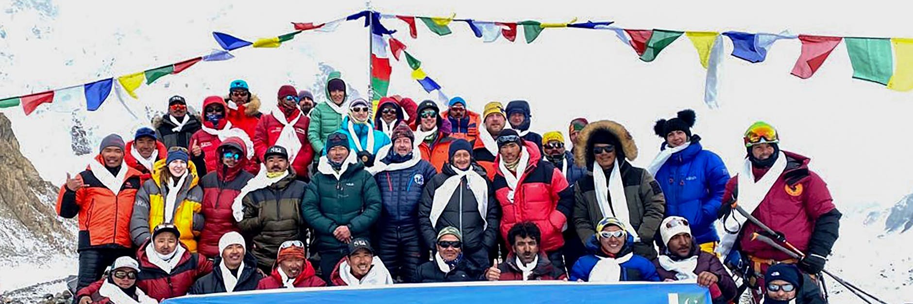 Stolz nach der Bergbesteigung des K2: Die Bergsteiger und ihr Team. 