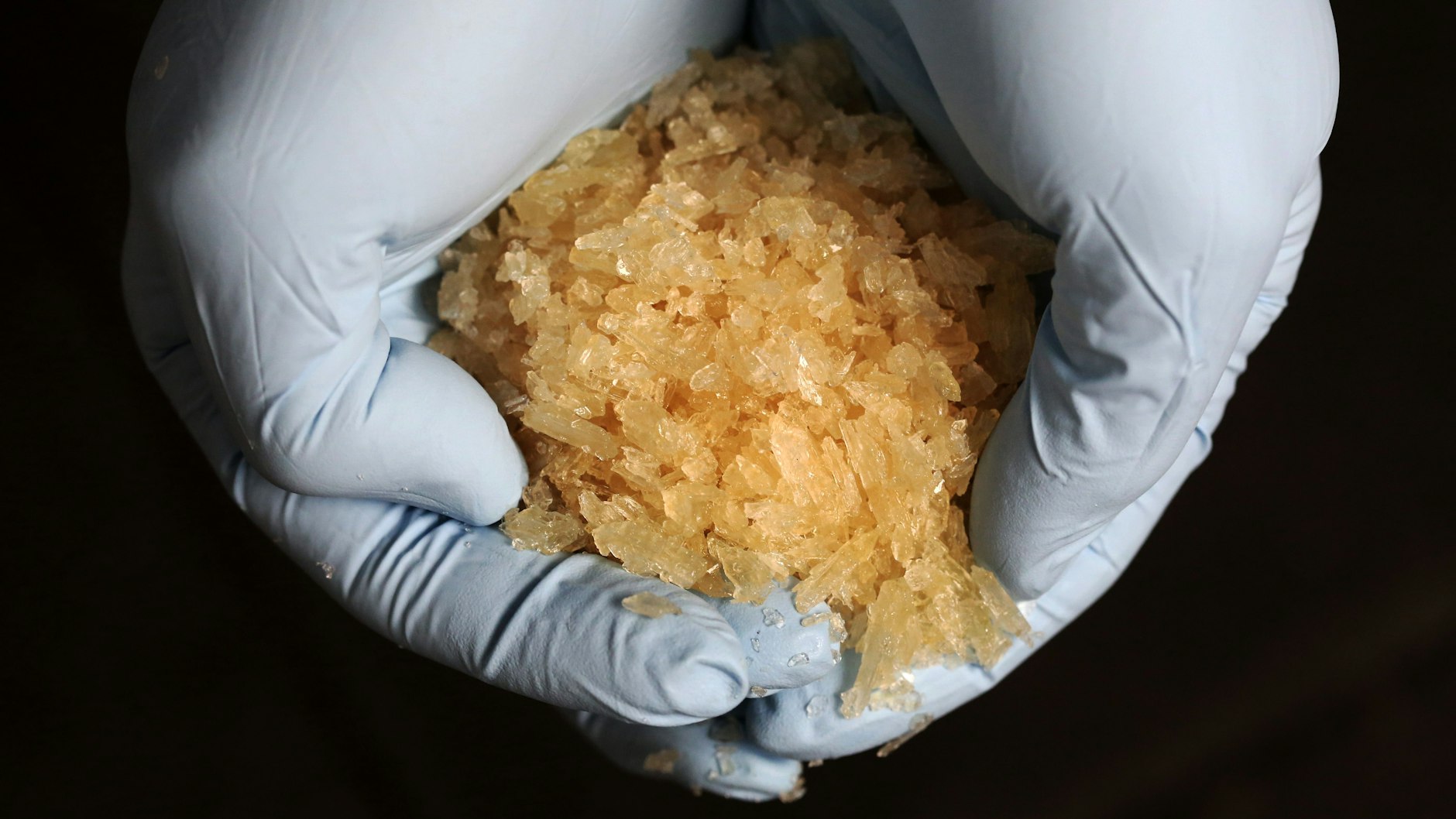 Die Droge Crystal Meth macht schnell abhängig. Bei Einsteigern reicht eine geringe Menge für einen tagelangen Rausch.