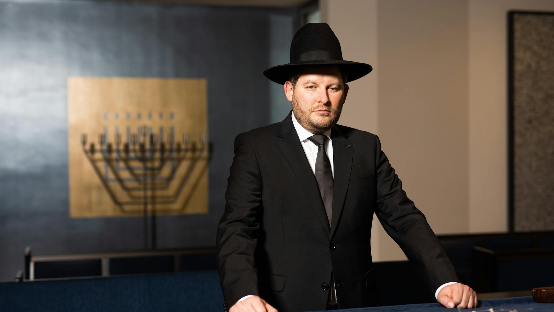 Rabbiner Flomenmann im Gemeindehaus in Lörrach. 