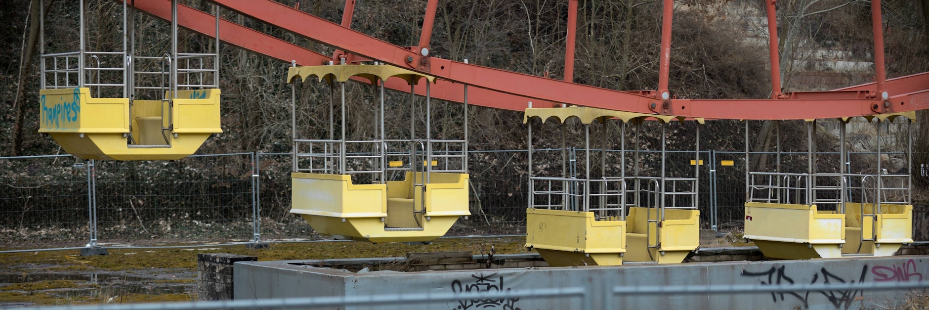 Die alten, bunten Gondeln des Fahrgeschäftes sind inzwischen komplett abgebaut.