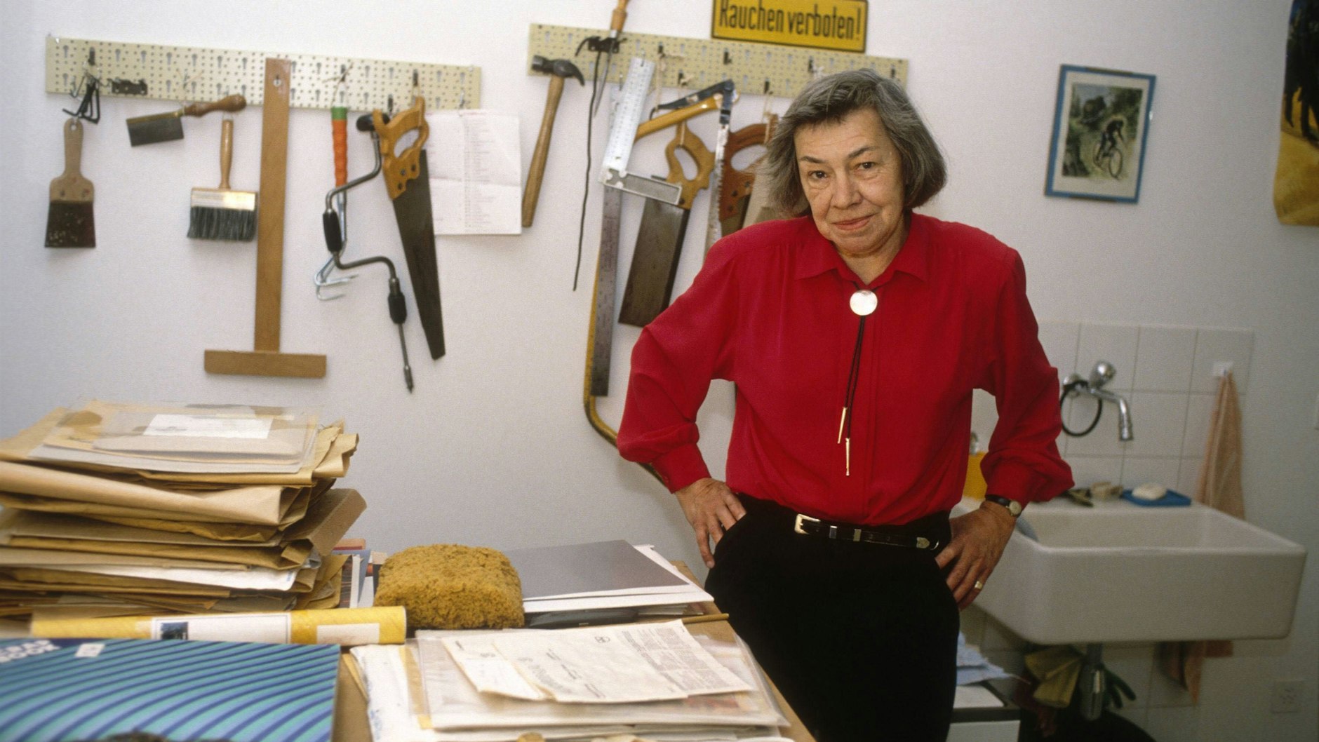 Auch Schreiben ist ein Handwerk: die Schriftstellerin Patricia Highsmith (1921–1995), umgeben von Papier und anderen nützlichen Dingen.