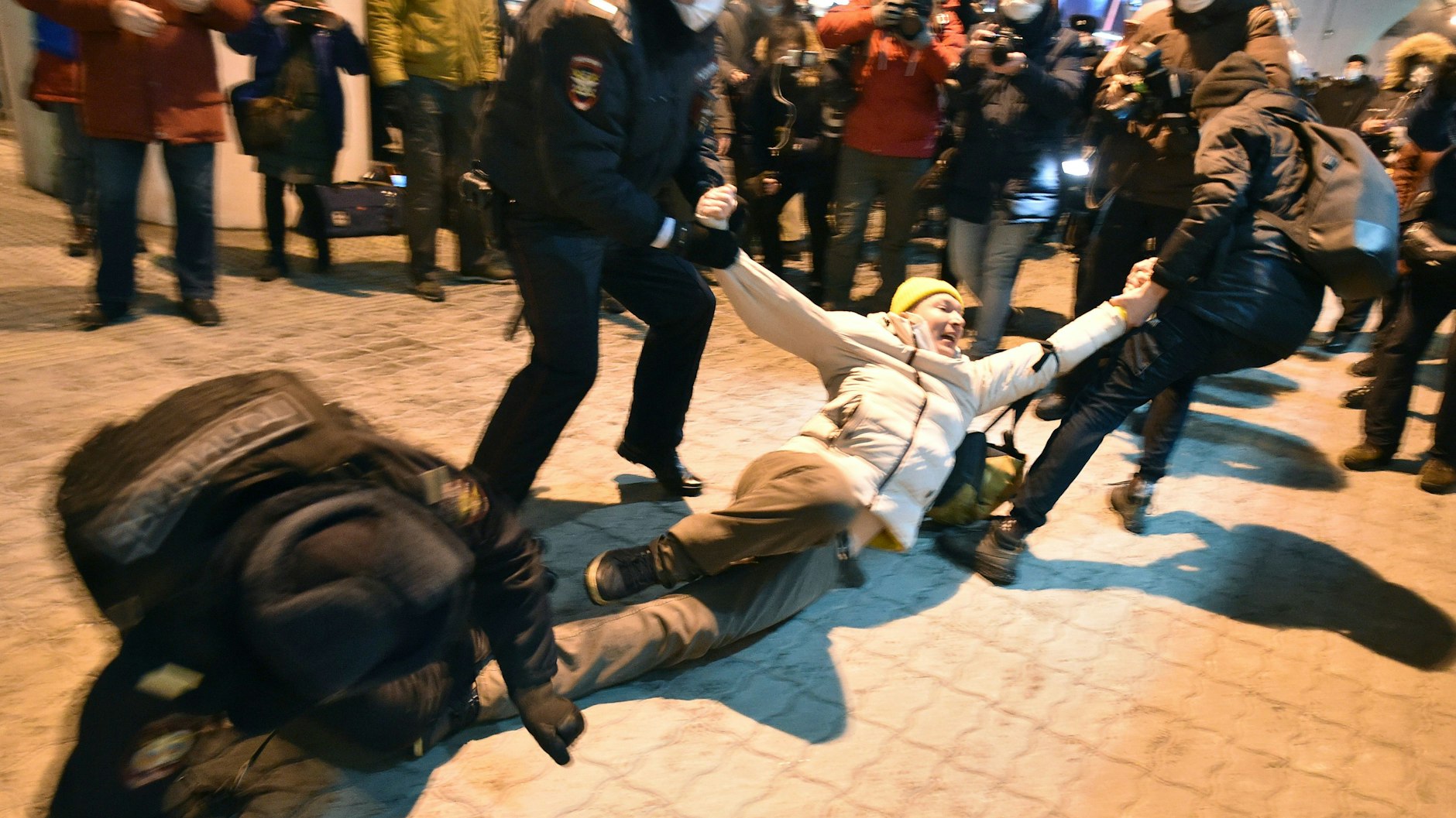 Polizisten überwältigen auf dem Flughafen Wnukowo einen mutmaßlichen Unterstützer Alexey Nawalnys.