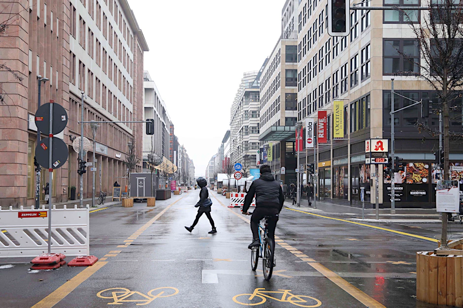 Nichts mit Flaniermeile: die Friedrichstraße in diesem Winter.