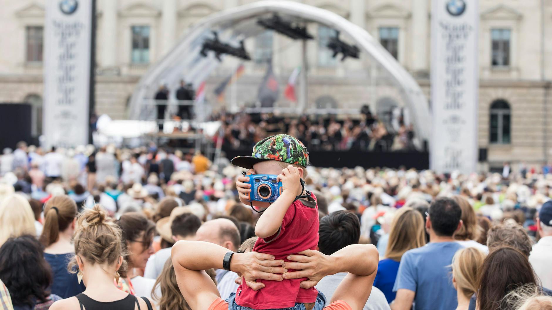 Bilder wie dieses von der Staatsoper für alle auf dem Bebelplatz wird es so schnell nicht wieder geben. Epidemiolge Rafael Mikolajczyk hofft aber auf eine zunehmende Normalisierung in der zweiten Jahreshälfte.