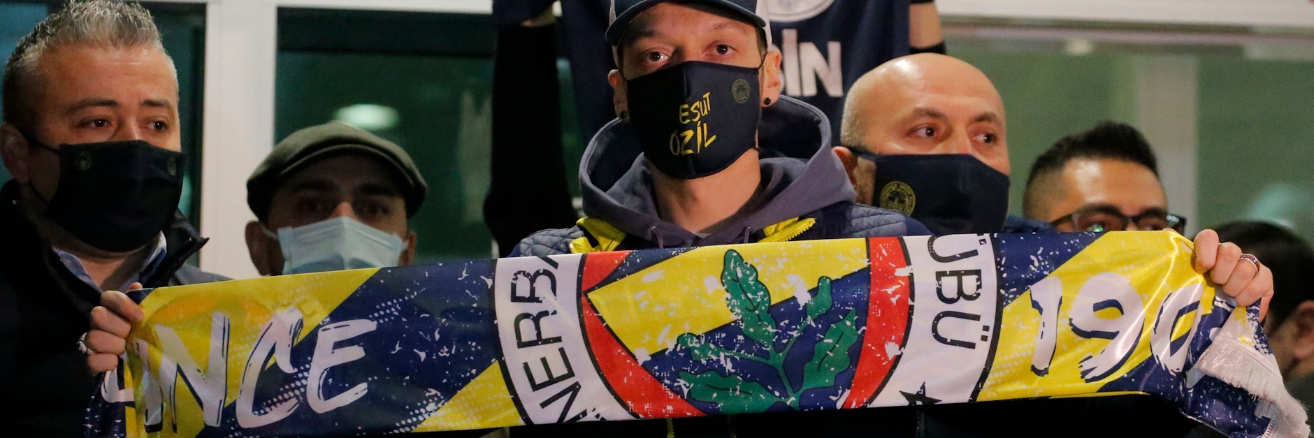 Das Fotoshooting mit personengebundener Maske und Fenerbahce-Schal klappt schon prima: Mesut Özil nach seiner Ankunft in Istanbul.