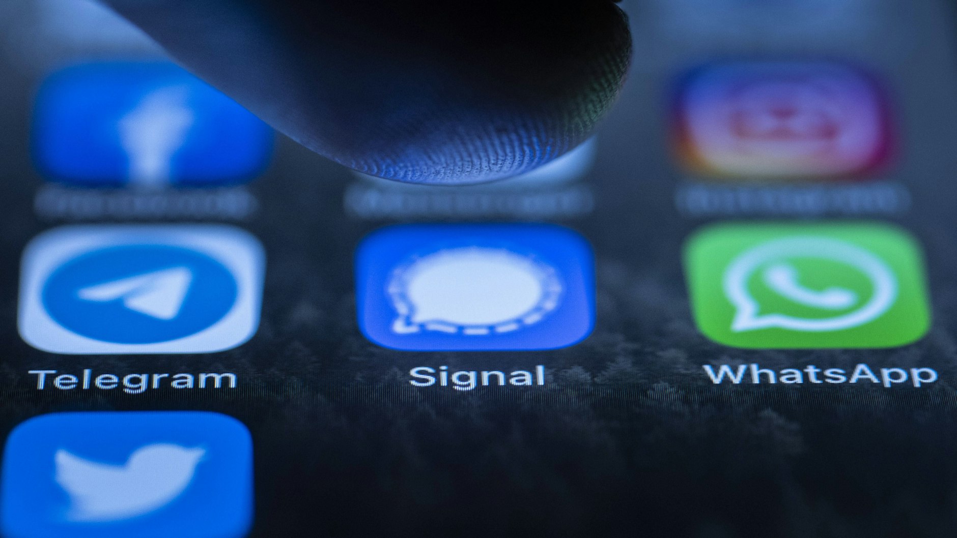 Auf immer mehr Smartphones sind neben dem WhatsApp-Logo auch Alternativen wie Telegram und Signal zu sehen.&nbsp;