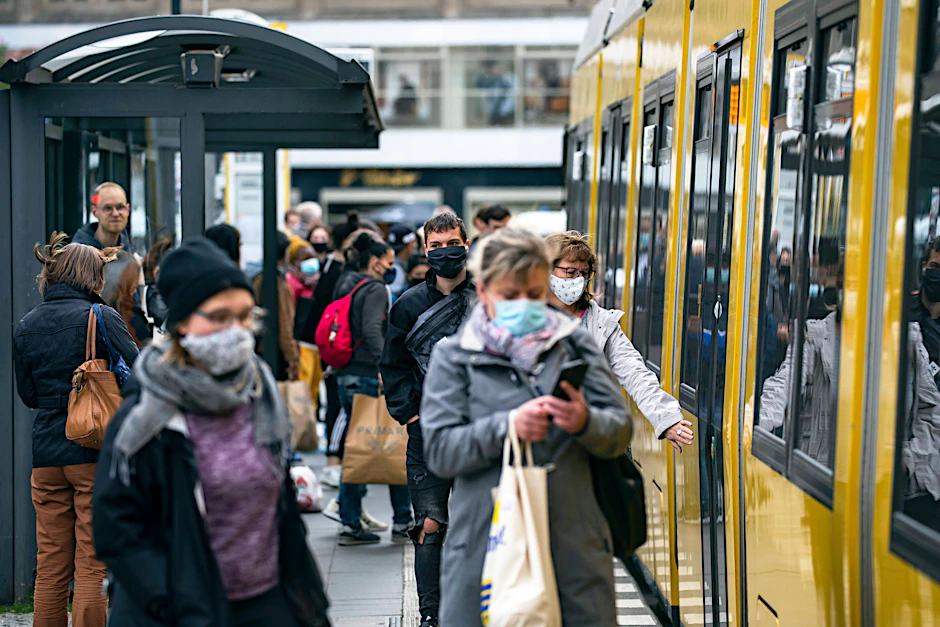 Bitte nur mit Maske: Straßenbahnfahrgäste am Alexanderplatz.