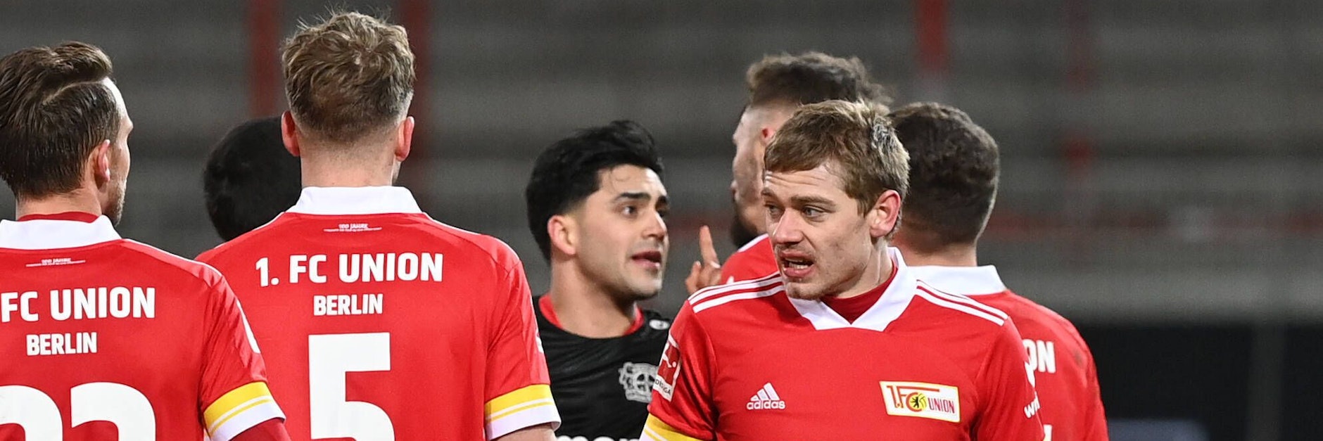 Was wurde gesagt? Nationalspieler Nadiem Amiri (M.) und Florian Hübner (rechts verdeckt) liefern sich ein hitziges Wortgefecht.