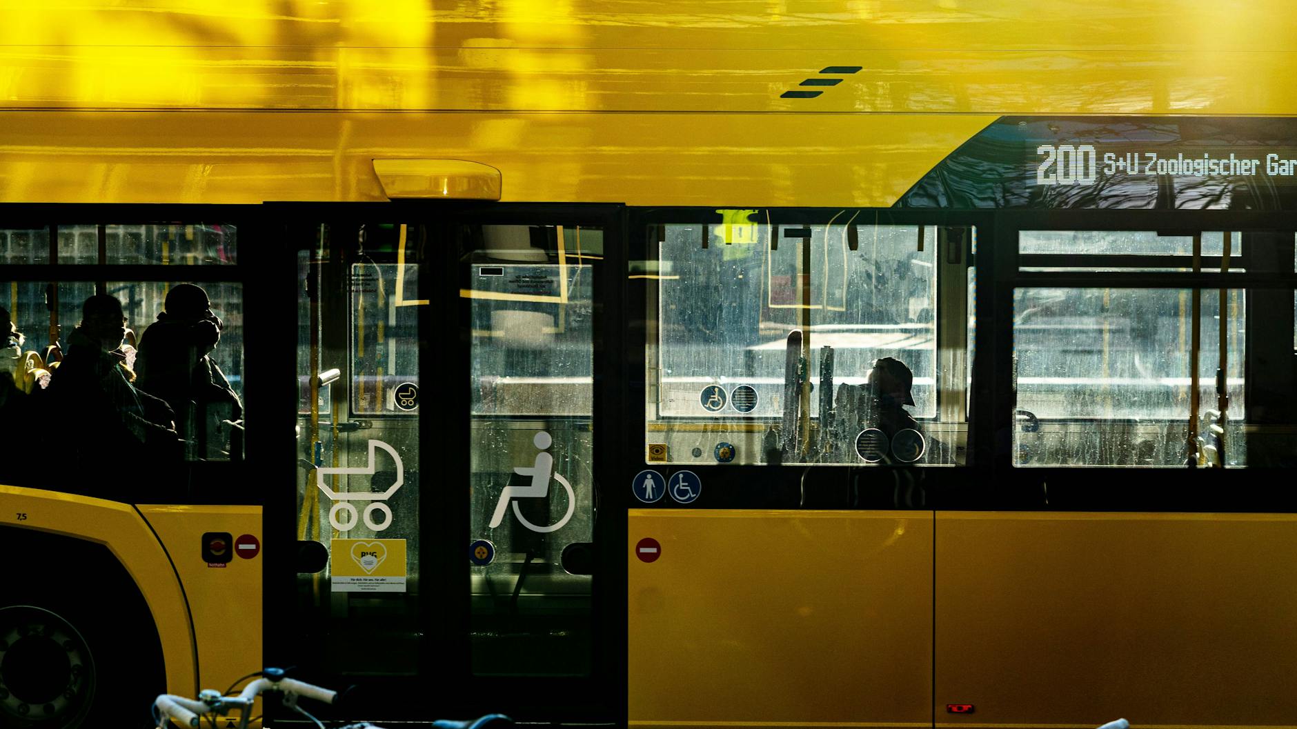 Ungewohnt leer und doch nicht ungefährlich was Corona anbelangt: Ein Bus der Linie 200.