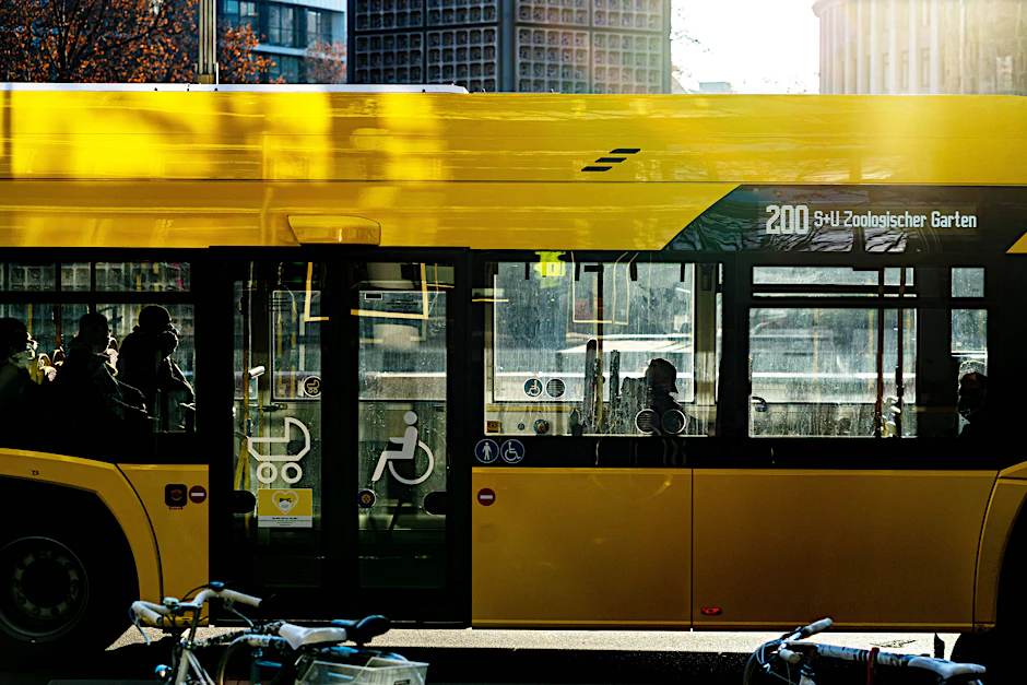 Ungewohnt leer und doch nicht ungefährlich was Corona anbelangt: Ein Bus der Linie 200.
