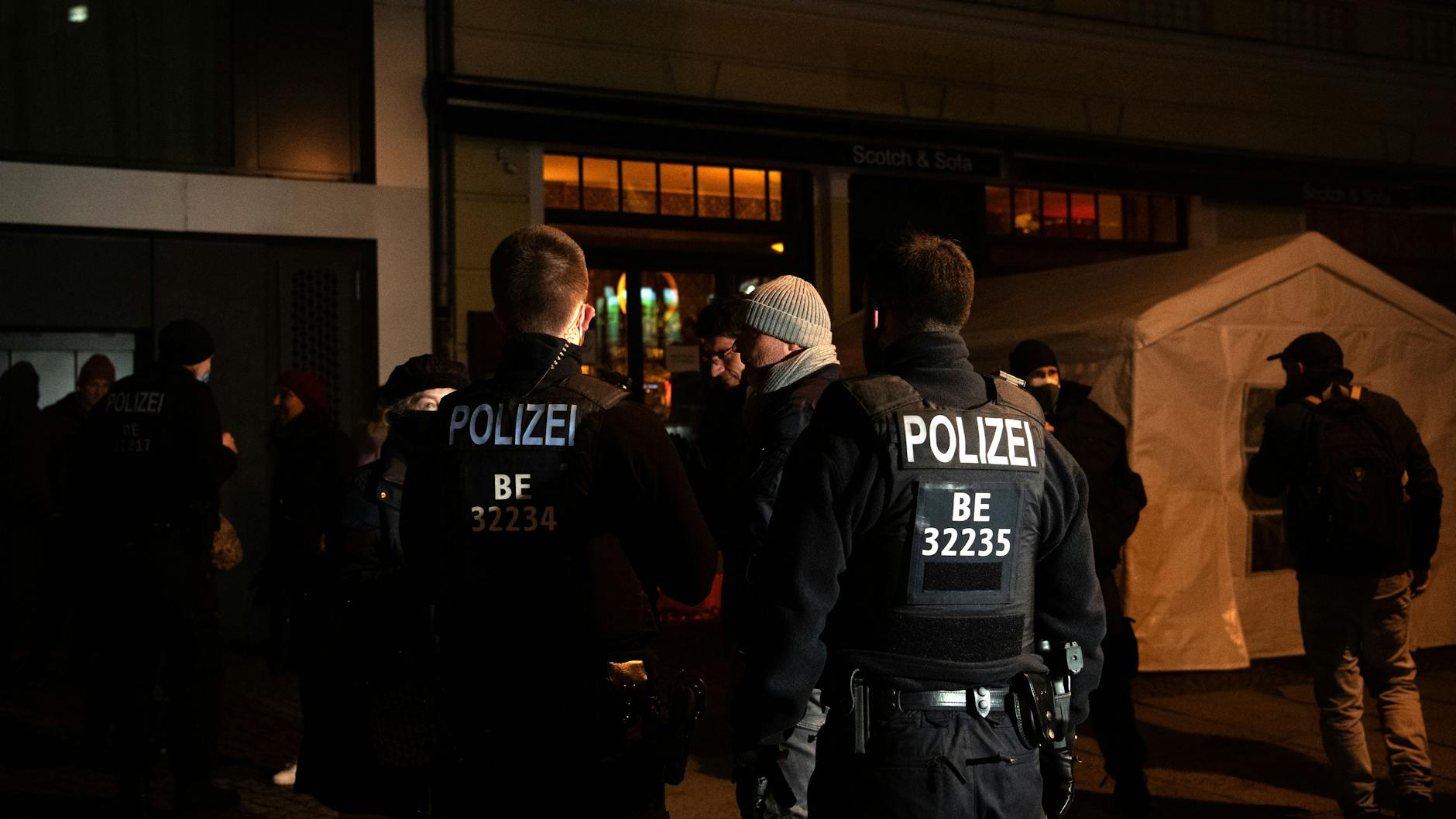 Die Polizei unterband am Donnerstag ein Corona-Gegner-Treffen in der Bar Scotch & Sofa in Prenzlauer Berg.