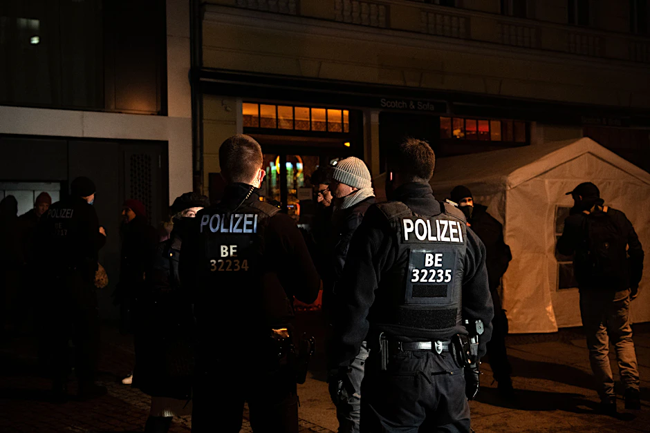 Die Polizei unterband am Donnerstag ein Corona-Gegner-Treffen in der Bar Scotch & Sofa in Prenzlauer Berg.