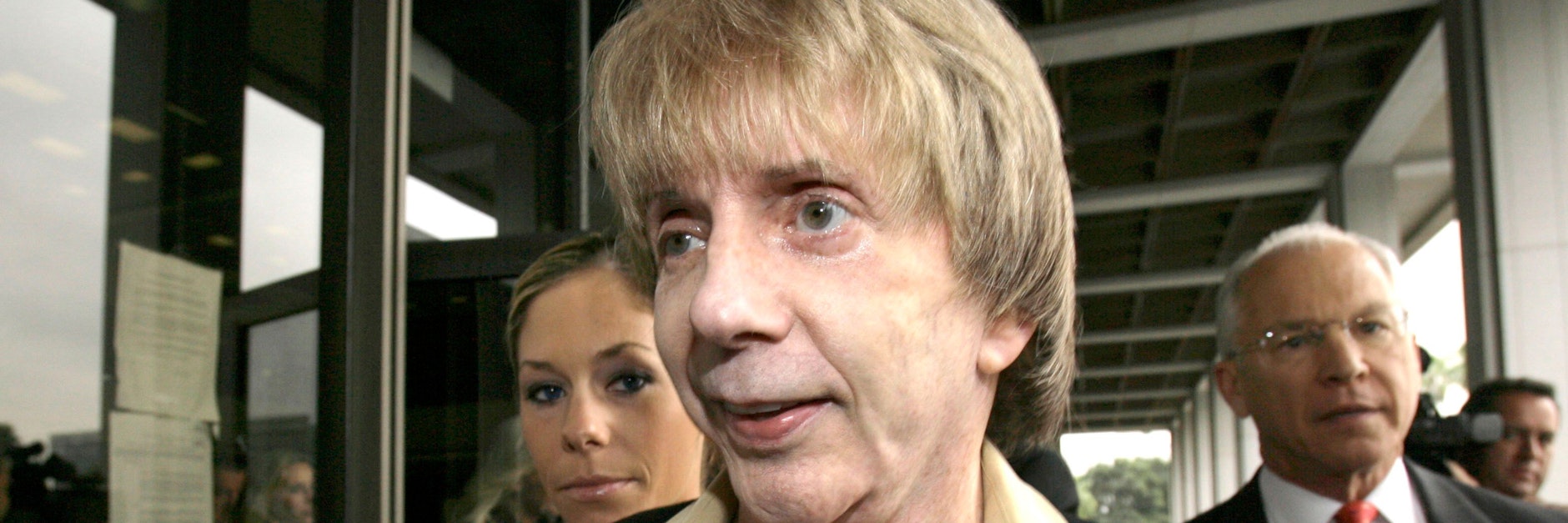 Phil Spector starb jetzt in einem kalifornischen Gefängniskrankenhaus an den Folgen von Covid-19.
