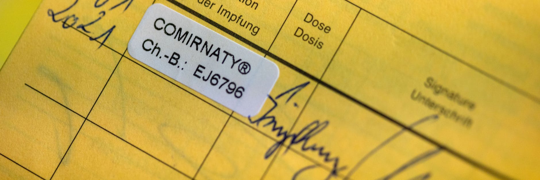 Der Aufkleber für den Impfstoff von Biontech/Pfizer klebt in einem Impfausweis, nachdem der Impfausweis-Inhaber im Corona-Impfzentrum eine Impfung gegen Corona erhalten hat.