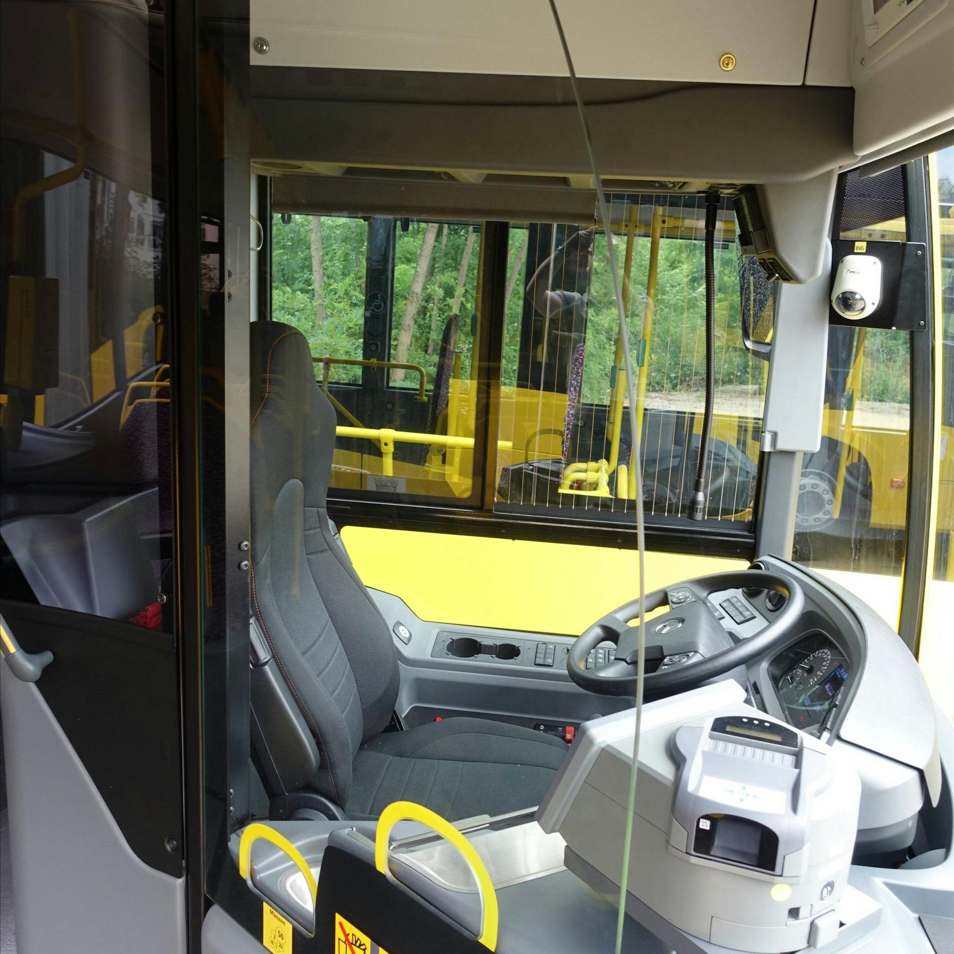 Gerade eingebaut: Eine Glasscheibe schützt den Fahrerbereich eines Busses.