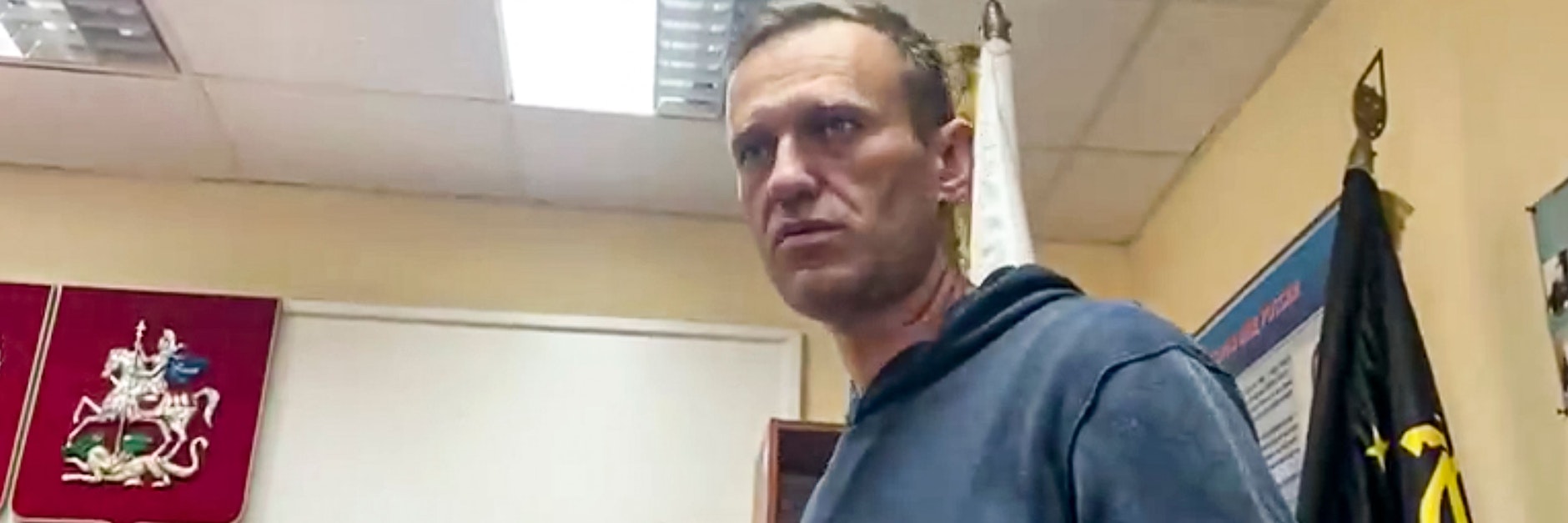 Alexej Nawalny in der Polizeiwache, die zum Gericht umfunktioniert wurde.