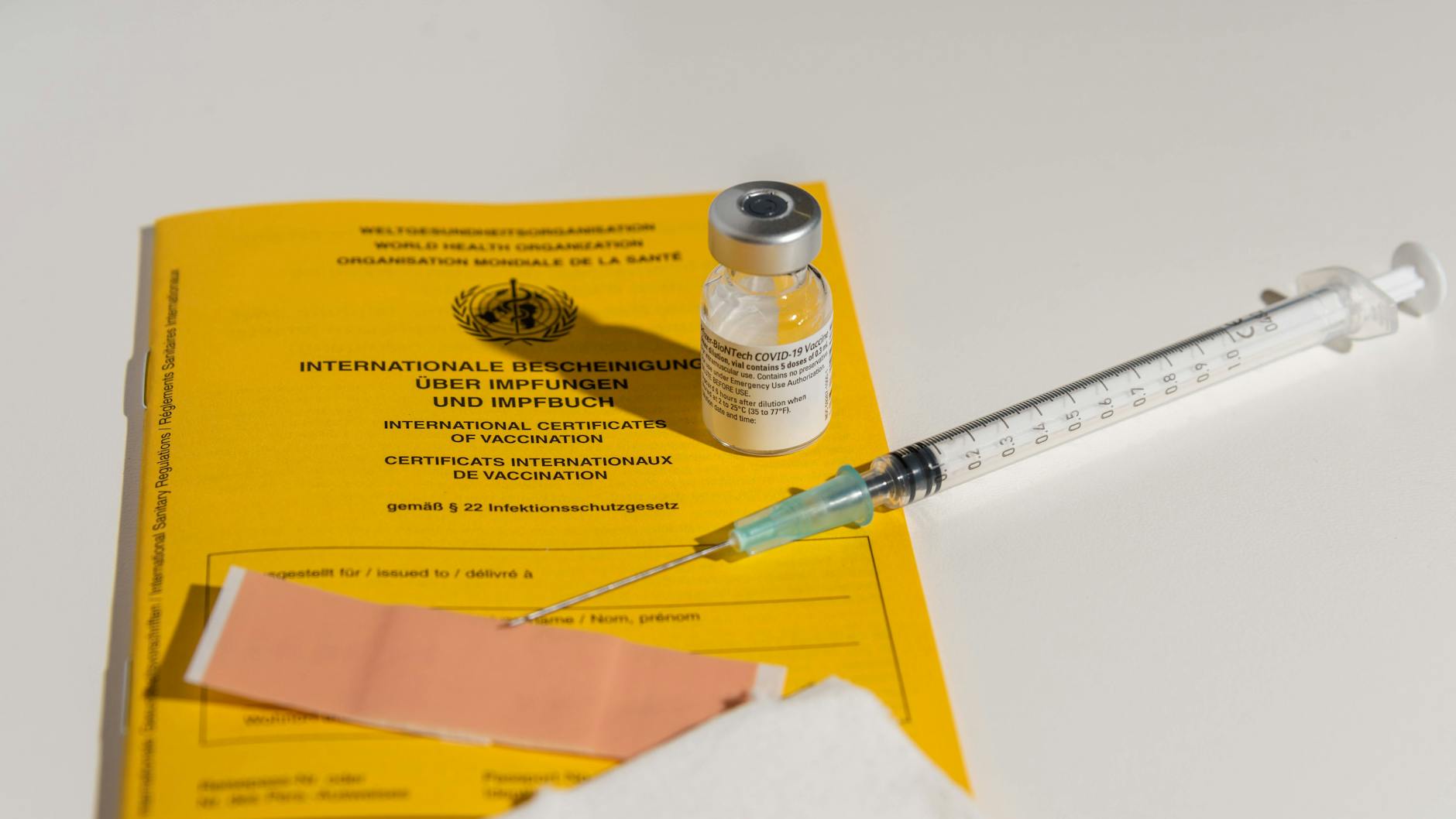 Der gelbe Impfpass und die Corona-Impfung.