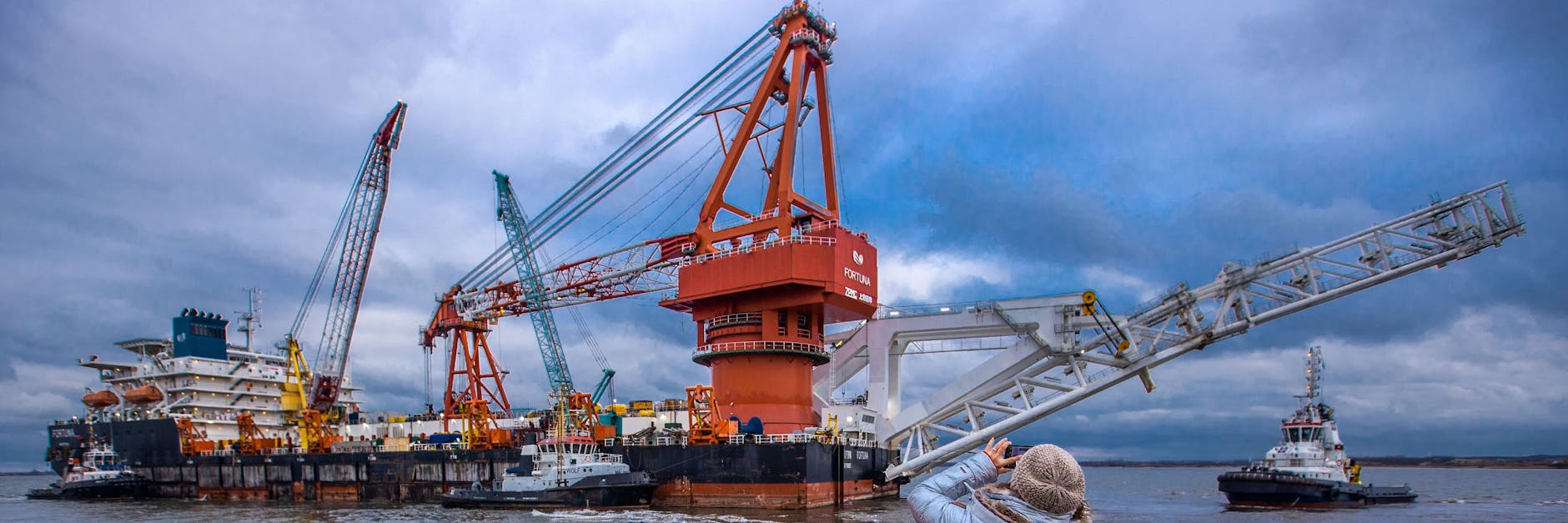 Das russische Verlegeschiff Fortuna wird aus dem Hafen von Wismar geschleppt. Die 1200-km-Pipeline ist bis auf wenige Kilometer fertig.