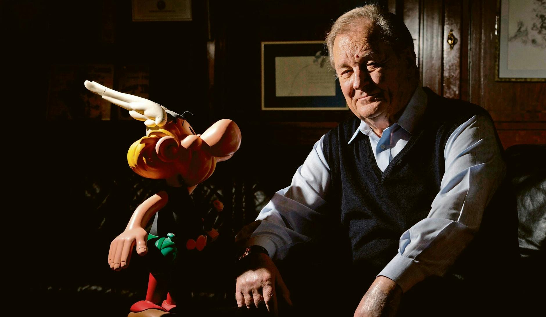 Albert Uderzo neben seiner Comic-Figur Asterix. (Archivbild)