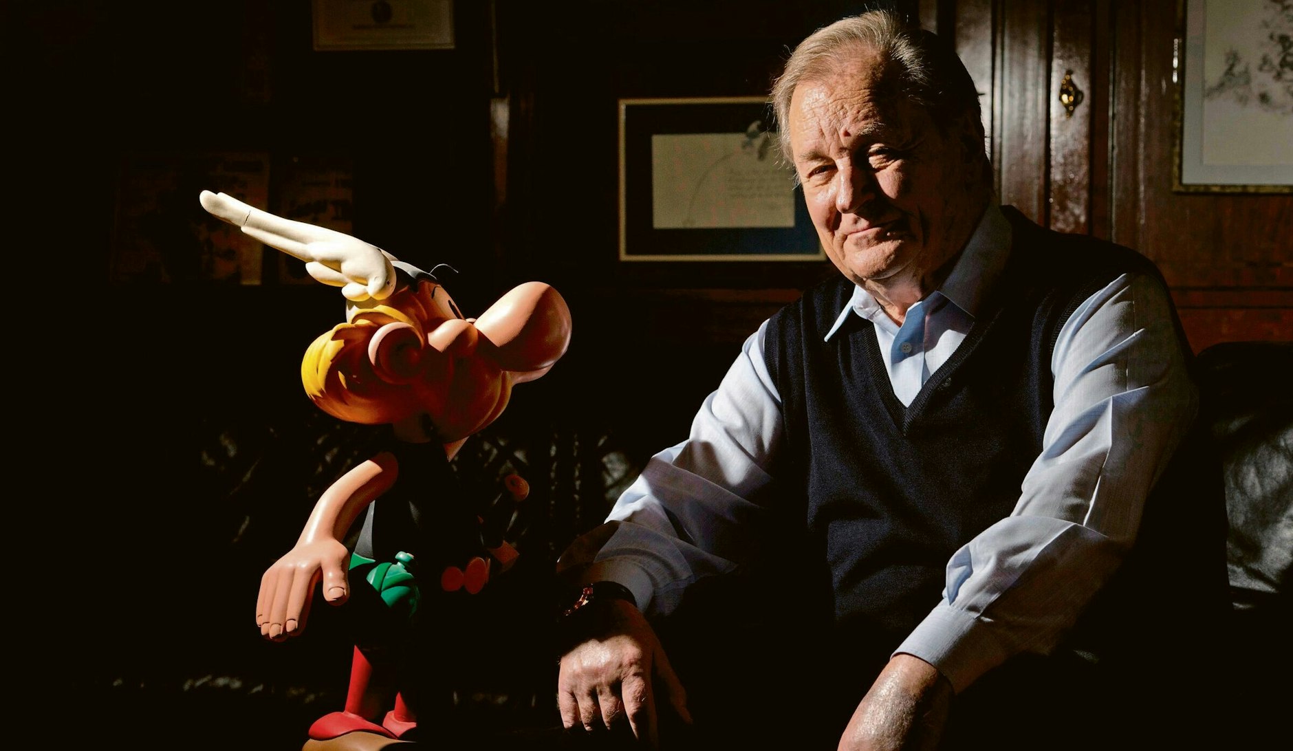 Albert Uderzo neben seiner Comic-Figur Asterix. (Archivbild)
